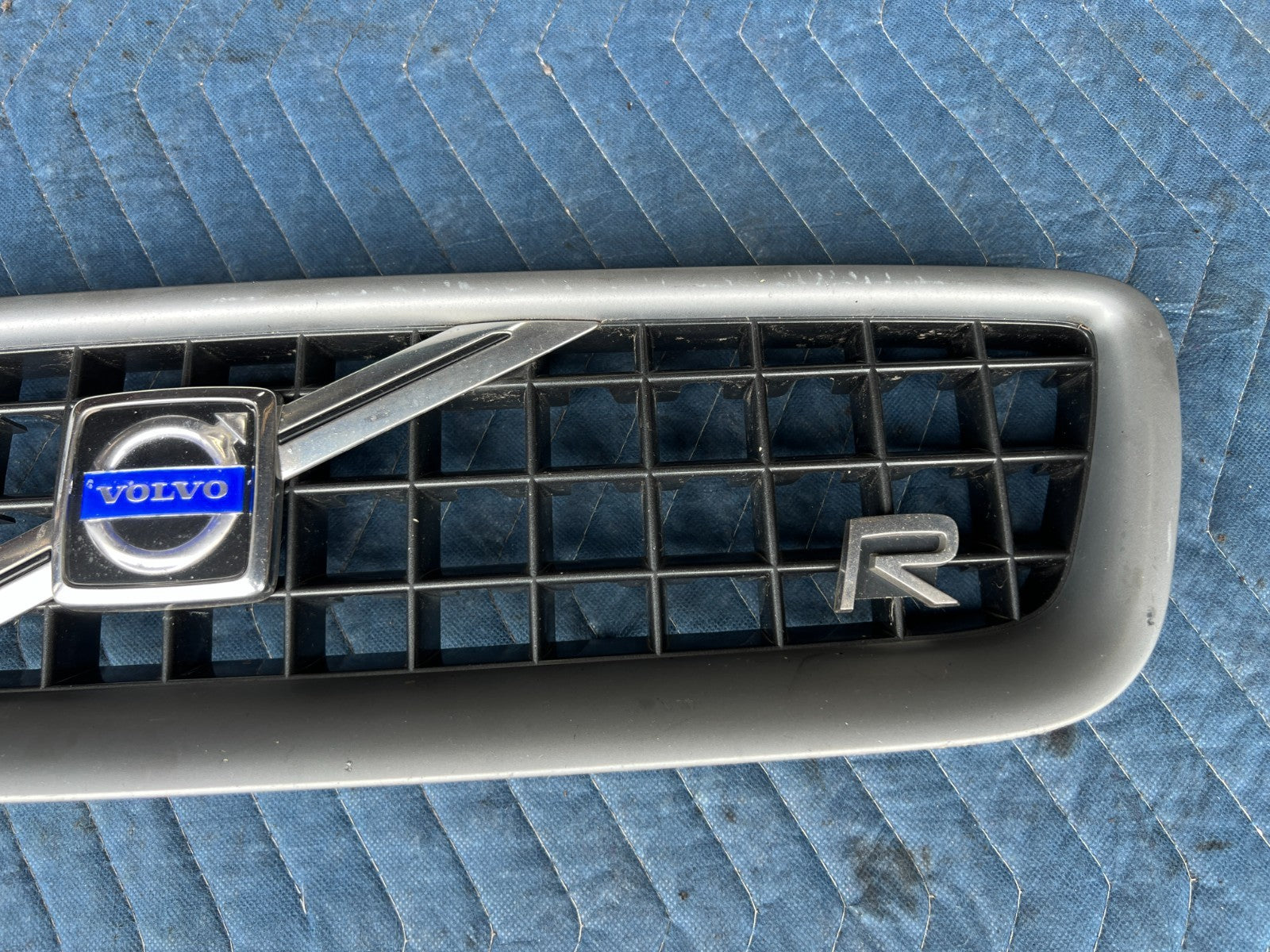 2005-2007 Volvo S60R V70R Front Upper Grille Grill w/ Emblem OEM #2935EM